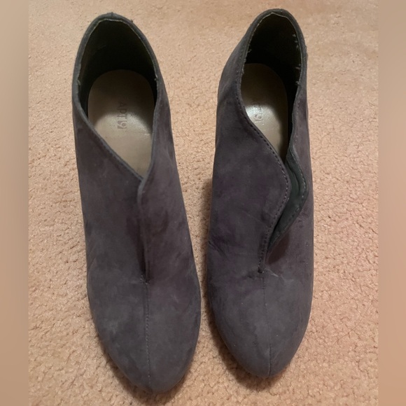 Women’s Apt 9 Gray Booties - Picture 4 of 4